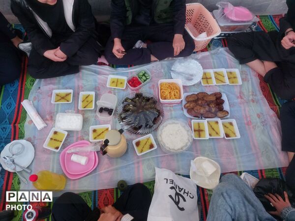 ضیافت افطار در مدرسه «نماز و نیایش» شهرستان باخرز
