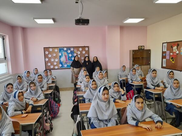 آیین نواخته شدن زنگ مهر در مدرسه شهدای بار فروش با حضور مسئولان استان و شهرستان کاشان