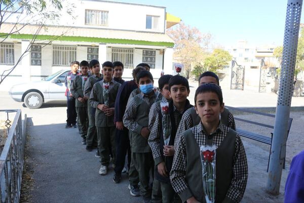 مدرسه باقرالعلوم (ع) فیروزکوه میزبان مراسم پرشور گلباران مزار شهدا با حضور مسئولان شد
