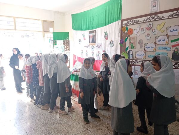 گرامیداشت حماسه ۹ دی ماه در دبستان دخترانه نرجس یک 