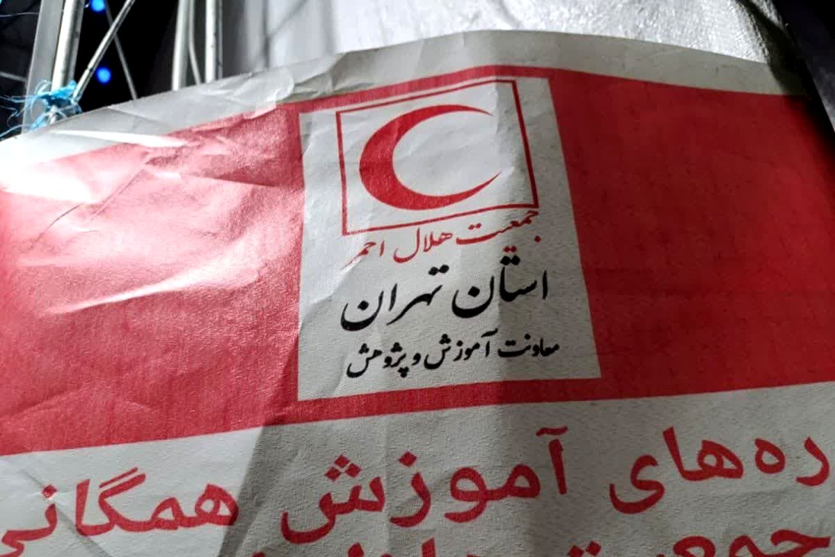 آموزش هلال‌احمر در میان شعارهای مرگ بر اسرائیل
