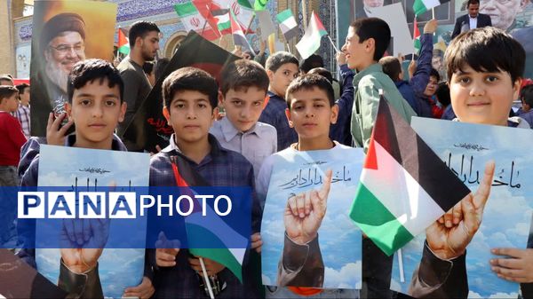  ادای احترام دانش‌آموزان و فرهنگیان شهرستان پاکدشت به مقام شامخ شهیدان مقاومت و شهید سید حسن نصرالله 