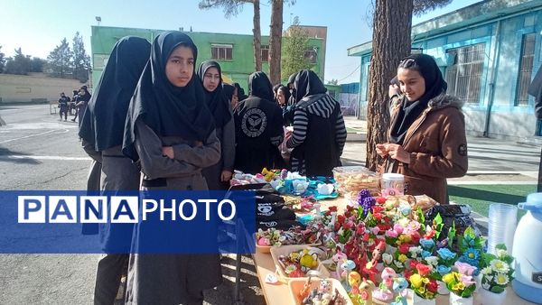 بازارچه‌‌ دانش‌آموزی در‌ دبیرستان‌ نمونه‌ اندیشه‌ کاشمر