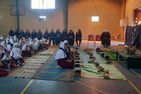 نور قرآن در ایام فاطمیه دبستان استقلال حاجی‌آباد را روشن کرد