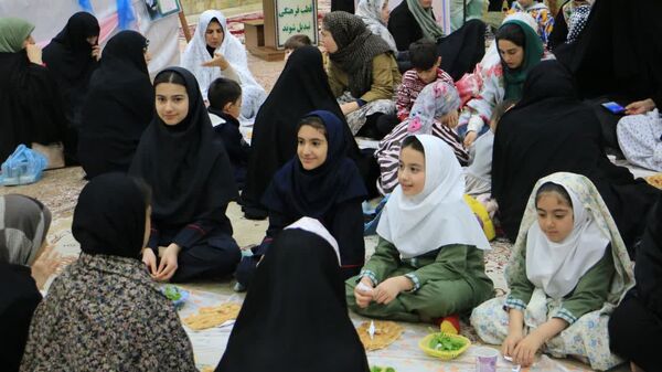 برگزاری محفل انس با قرآن کریم با حضور بیش از ۱۰۰۰ دانش‌آموز دختر روزه اولی در امامزاده بی بی سکینه