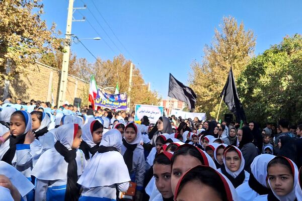 برگزاری راهپیمایی یوم الله ۱۳ آبان با حضور دانش‌آموزان و مسئولین در صفادشت 