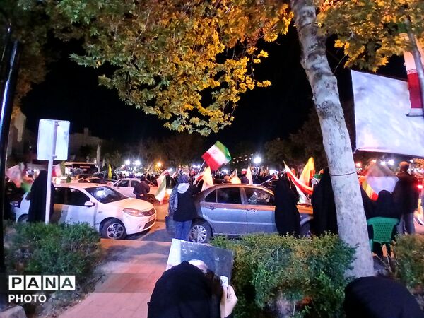خروش مردم در میادین و تجمعات شبانه همراه با طنین شعار های مهدوی و انقلابی