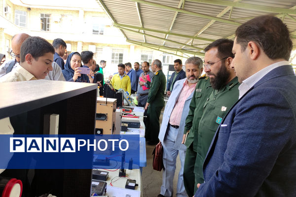 نمایشگاه آثار هنری هنرستان‌ها به‌مناسبت هفته مشاغل 