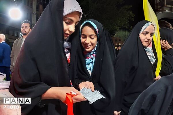 خدمت رسانی دانش‌آموزان و فرهنگیان دبیرستان تزکیه شهرری در موکب بسیج دانش آموزی 