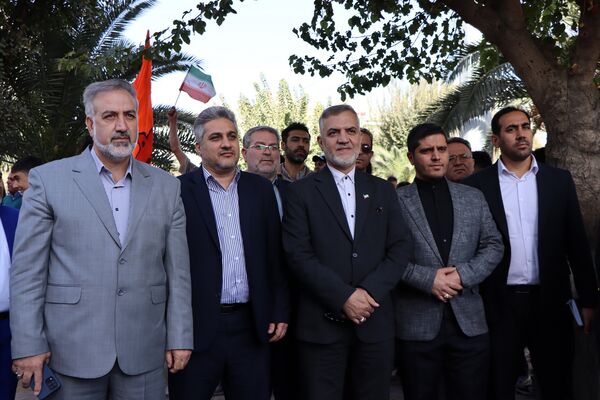 حضور پرشور دانش‌آموزان و مسئولین در راهپیمایی ۱۳ آبان در ناحیه یک بهارستان