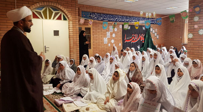 نماز جماعت در دبستان شهید سپهر مصباح ناحیه 2 کرمانشاه