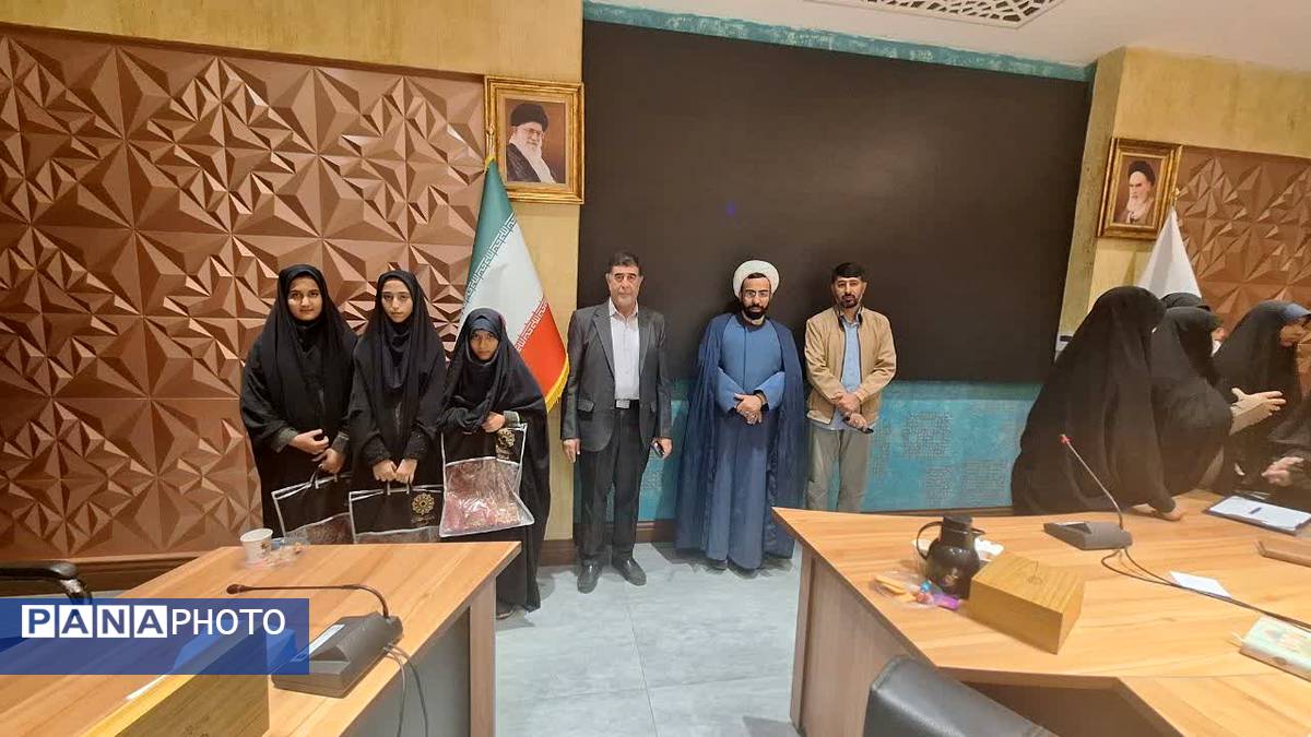 نشست صمیمی با حضور مسئولان و دانش‌آموزان زینب نام در یزد