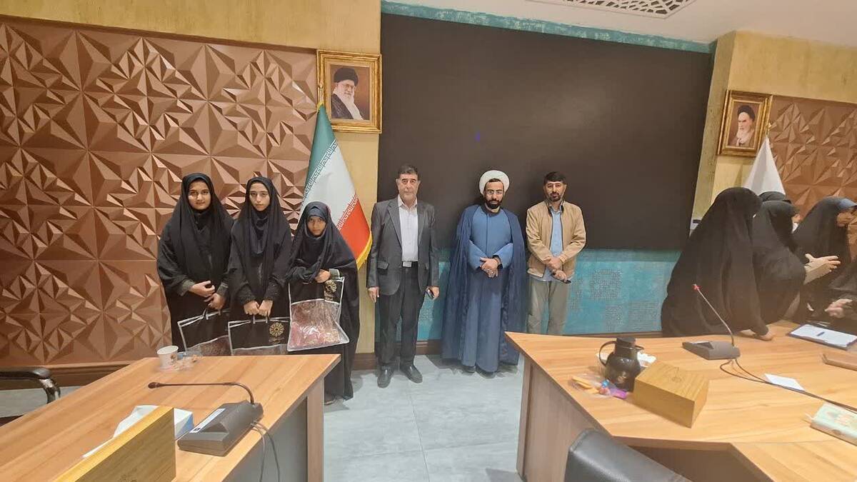 نشست صمیمی با حضور مسئولان و دانش‌آموزان زینب نام در یزد
