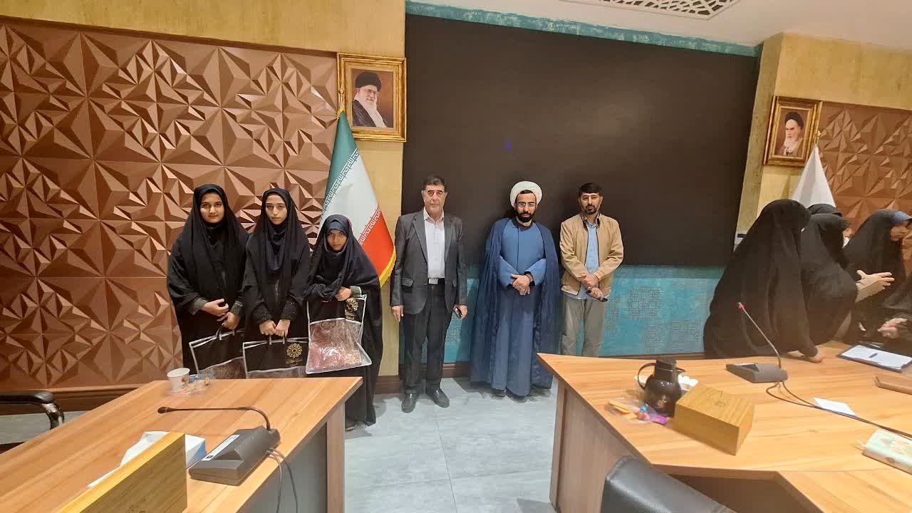 نشست صمیمی با حضور مسئولان و دانش‌آموزان زینب نام در یزد