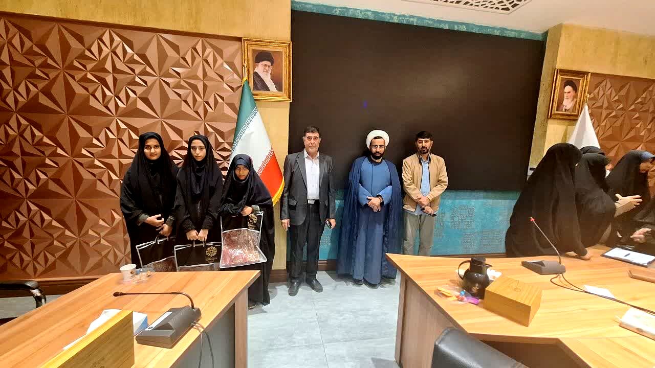 نشست صمیمی با حضور مسئولان و دانش‌آموزان زینب نام در یزد