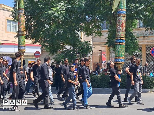 ورود هیئت‌های عزاداری به مهدیه کاشمر در هشتمین روز محرم