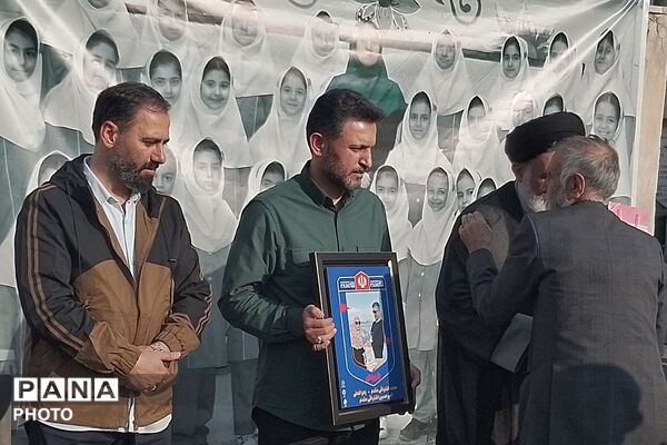 مراسم یادبود آموزگار دبستان نیلوفر رفیعی ناحیه دو شهرری با حضور پیشتازان سازمان دانش‌آموزی 